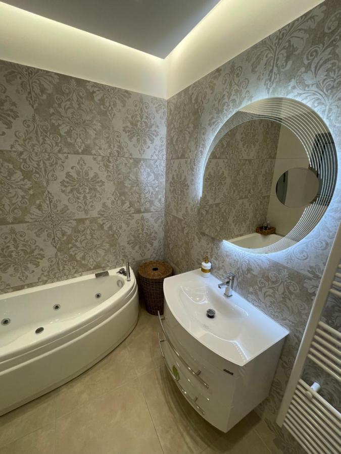 Agora Luxury Apartment 1 Лутраки Екстериор снимка
