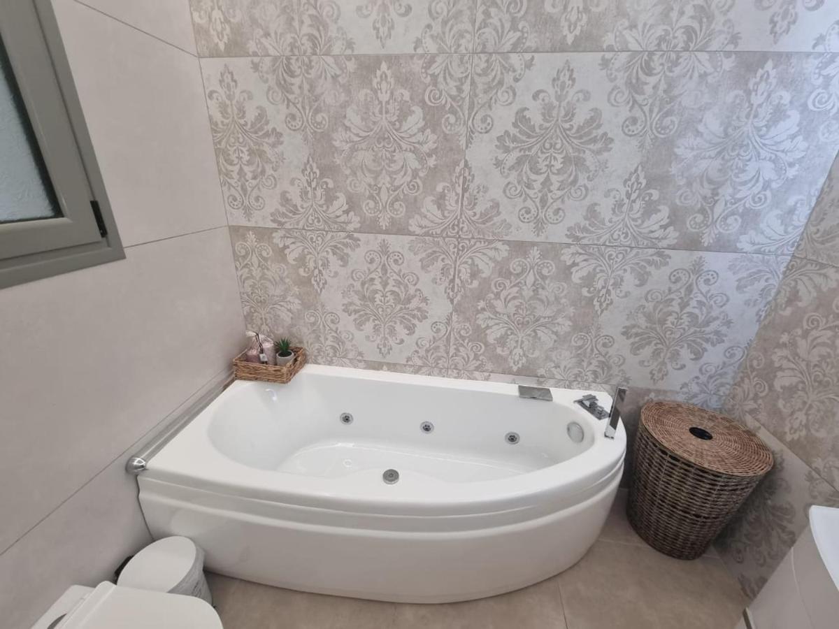Agora Luxury Apartment 1 Лутраки Екстериор снимка